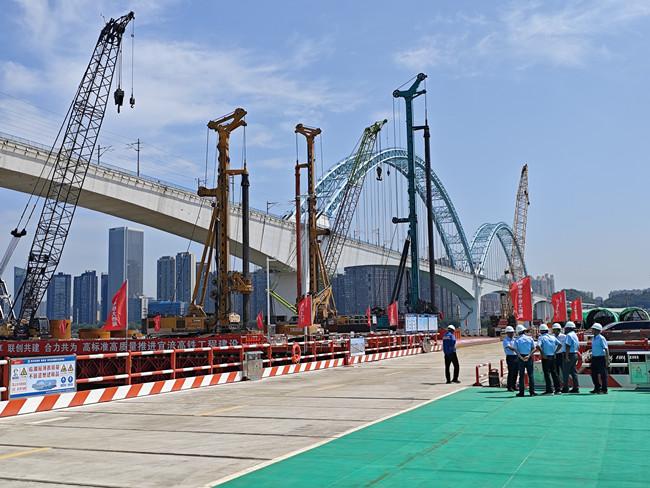 一流建桥国家队助力我国沿江铁路高质量建设 ——世界最大跨度四索面四主桁铁公轨三用钢桁梁斜拉桥开工综述