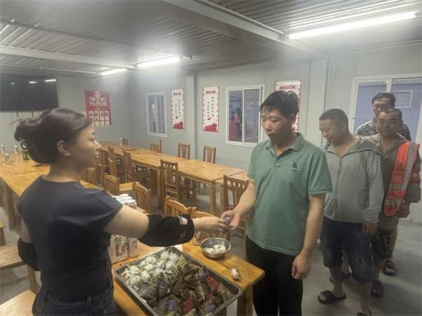 中交一公局八公司苏州地铁7延线项目开展端午节慰问活动