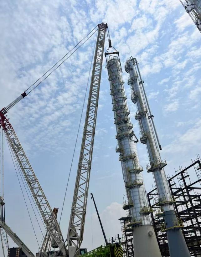 全國首套30萬噸/年乙烷制α烯烴裝置核心塔器吊裝成功