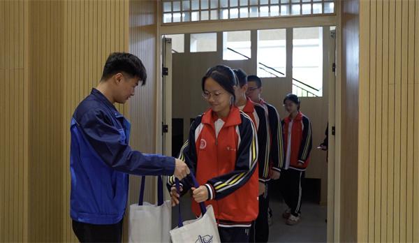 万名工程师进课堂， 点亮少年科技梦想