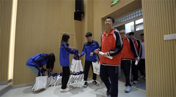 万名工程师进课堂， 点亮少年科技梦想
