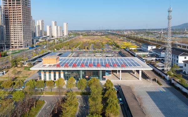 固德威持续领跑轻质光伏市场，银河系列闪耀2025上海光伏展
