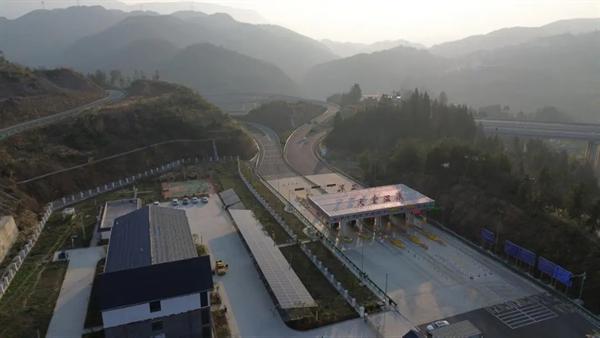 沿印松高速公路分布式光伏全线并网发电