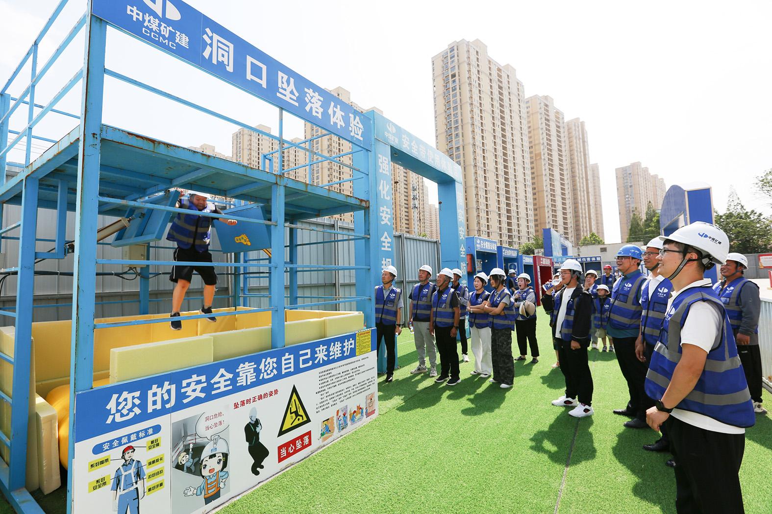 中煤矿建三十三处组织家属进工地 共筑安全生产亲情防线