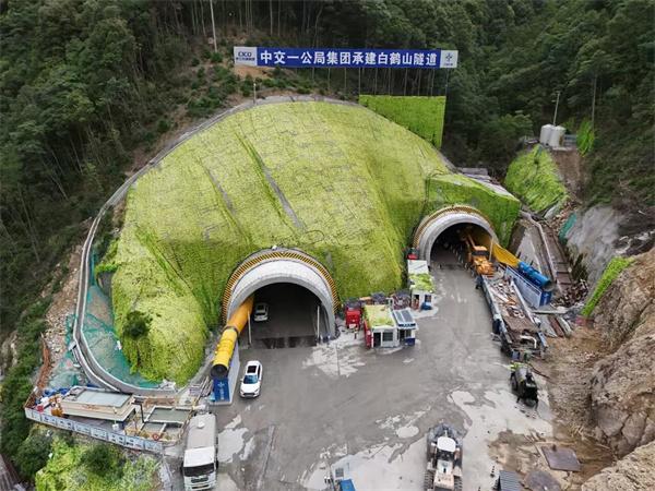 义龙庆高速白鹤山特长隧道左洞掘进突破1000米