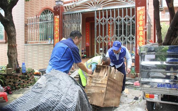 中交一航局“蓝马甲”在行动