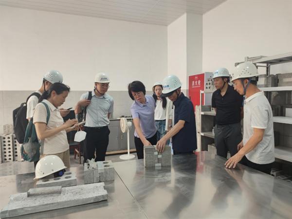 国家标准《建筑用外墙条板》编制组专家考察四川圣吉鸿博建筑材料有限公司