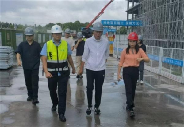 闵行区建设和管理委员会主任冯渤一行莅临梅陇初中项目开展防暑降温慰问活动