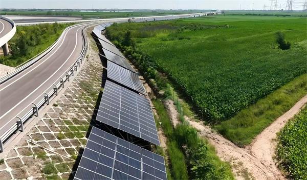 津石邊坡光伏項目入選“2025年全國交通與能源融合創新案例”