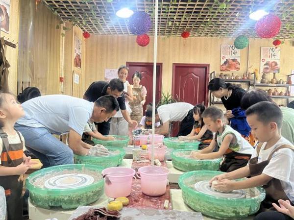 情系职工暖人心 “小候鸟”齐聚话团圆—威远项目举办反探亲座谈与陶艺体验活动