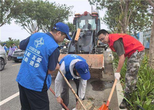 中交一公局集团人大附中三亚学校项目“蓝马甲”积极投身道路清障工作