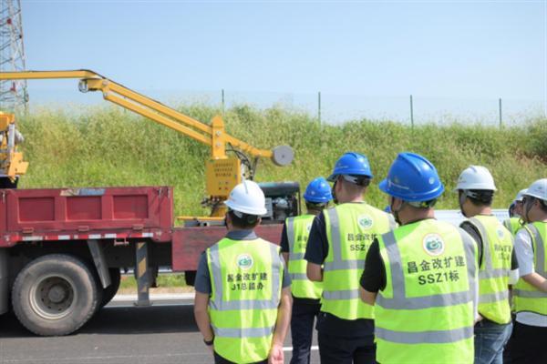  中交一公局集團昌金改擴建SSZ1標舉行波形護欄共融臂智能安裝現場觀摩會