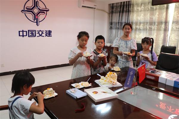 中交一公局集团有限公司乌海项目组织开展童心向党·幸福成长为主题的小候鸟反探亲活动