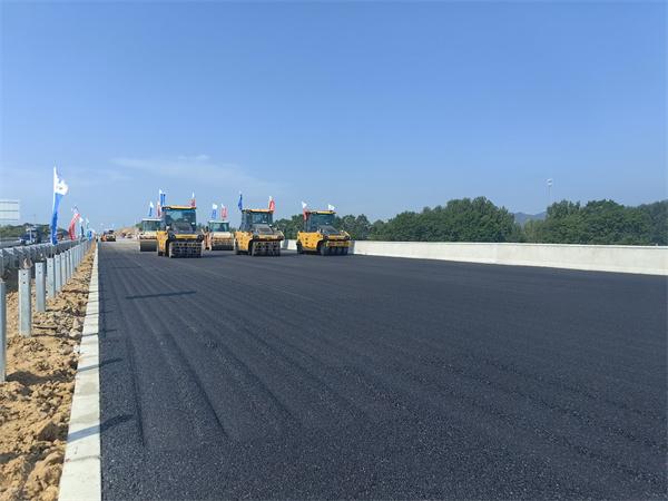 沈海高速改扩建ZT8标开展沥青中面层“全断面”施工现场观摩活动