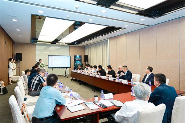 华为元图工坊携手伙伴和客户联合发布“智选联创解决方案集”，共绘工业智能新蓝图