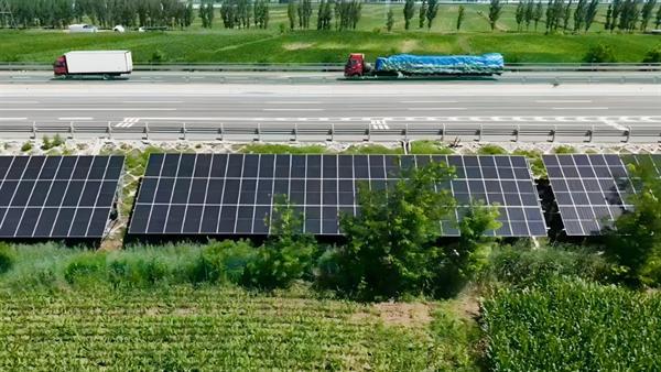 津石高速公路光伏项目光伏板全部安装完成