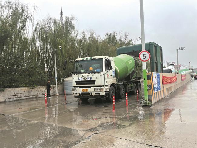 江苏省交通运输厅 现场督办混凝土搅拌车超载问题