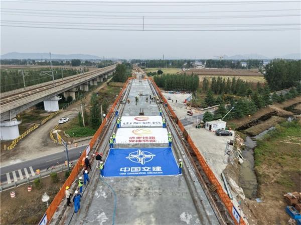 中交路建济枣铁路项目跨荆河特大桥跨省道313连续梁完成浇筑