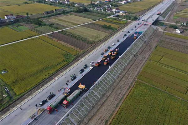 中交一公局五公司东兴路面21标项目沥青下面层试验段顺利摊铺