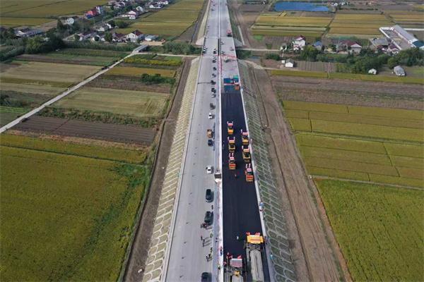 中交一公局五公司东兴路面21标项目沥青下面层试验段顺利摊铺