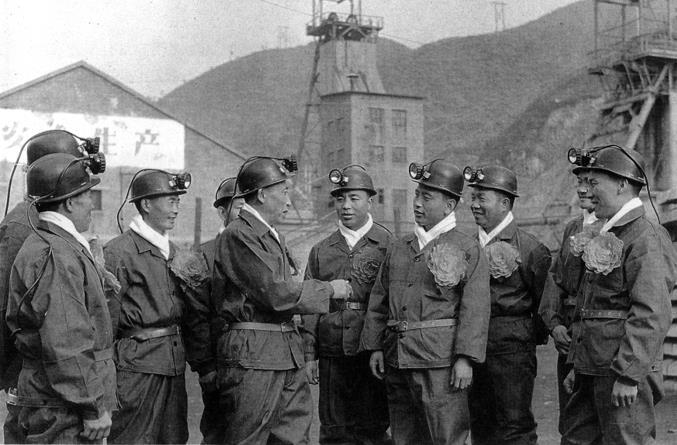 虎啸煤海五十载 山河万里筑丰碑 ——写在中煤矿建集团三十工程处“猛虎掘进队”授旗五十周年之际