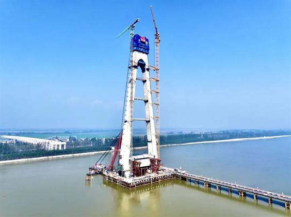 武荆宜高速汉江特大桥主塔顺利封顶！