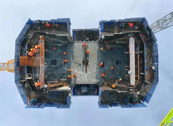 武荆宜高速汉江特大桥主塔顺利封顶!