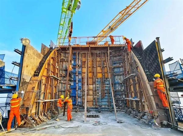 武荆宜高速汉江特大桥主塔顺利封顶!