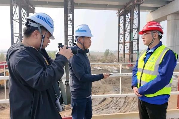 武荆宜高速汉江特大桥主塔顺利封顶!