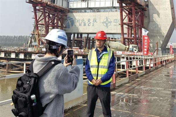 武荆宜高速汉江特大桥主塔顺利封顶!