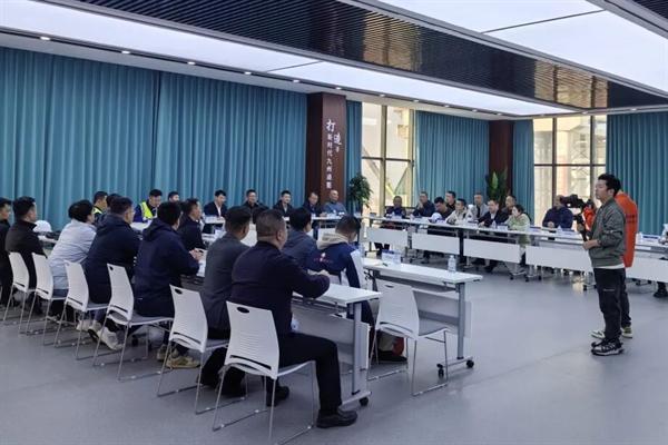 武荆宜高速汉江特大桥主塔顺利封顶!