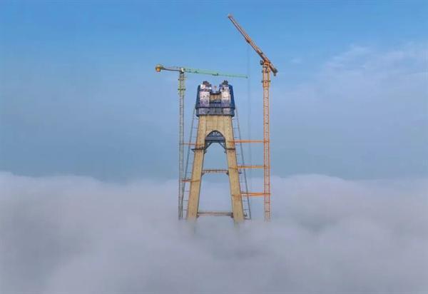 武荆宜高速汉江特大桥主塔顺利封顶!