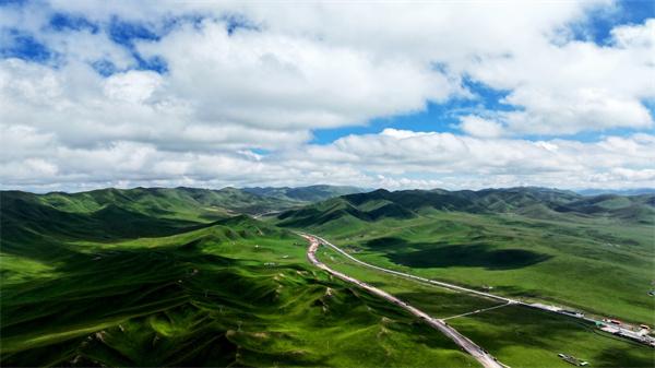 G1816乌玛高速合赛项目最高海拔隧道贯通