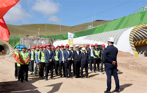 G1816乌玛高速合赛项目最高海拔隧道贯通