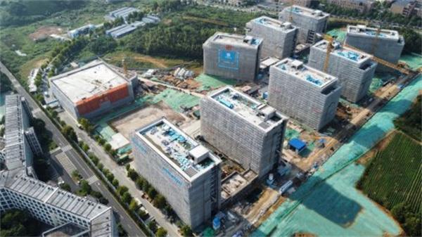 助推湖州高等教育发展，中建一局安吉双元教育实践基地建设项目主体结构全面封顶！