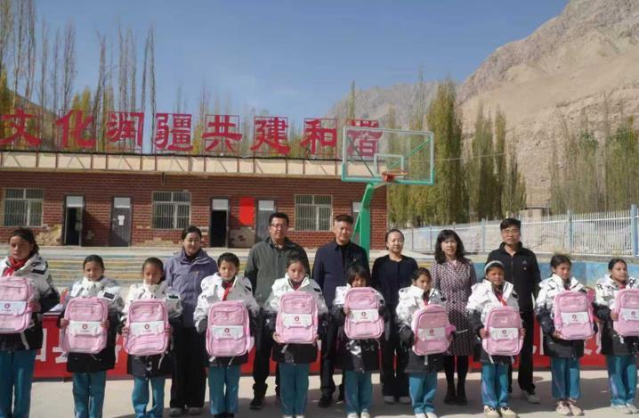 党建共建情暖和田——兴丰街道赴新疆和田开展公益捐赠活动