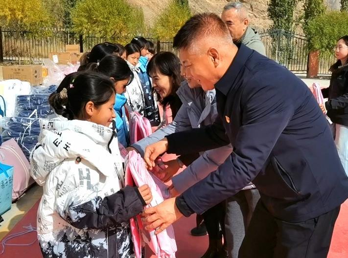 党建共建情暖和田——兴丰街道赴新疆和田开展公益捐赠活动