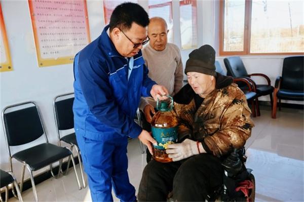 中交路建秦沈高速4标项目开展“情暖乡村”敬老慰问活动