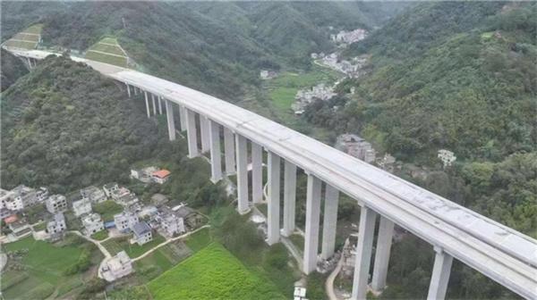 中交路建苍容高速7标项目双幅顺利贯通