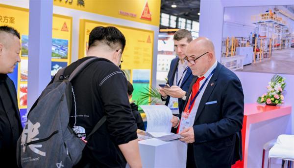 逛展2025防水展：行业困局待破，高正新材以氟碳膜技术寻根解方