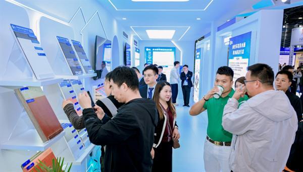 逛展2025防水展：行业困局待破，高正新材以氟碳膜技术寻根解方
