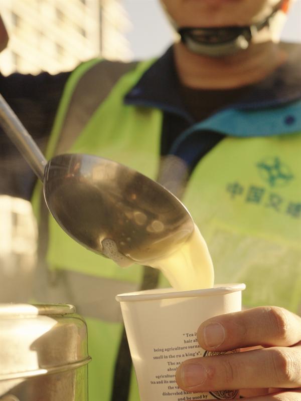 立冬暖饮上线!中交一公局集团北京城市副中心项目现磨豆浆送工友,寒天里喝出