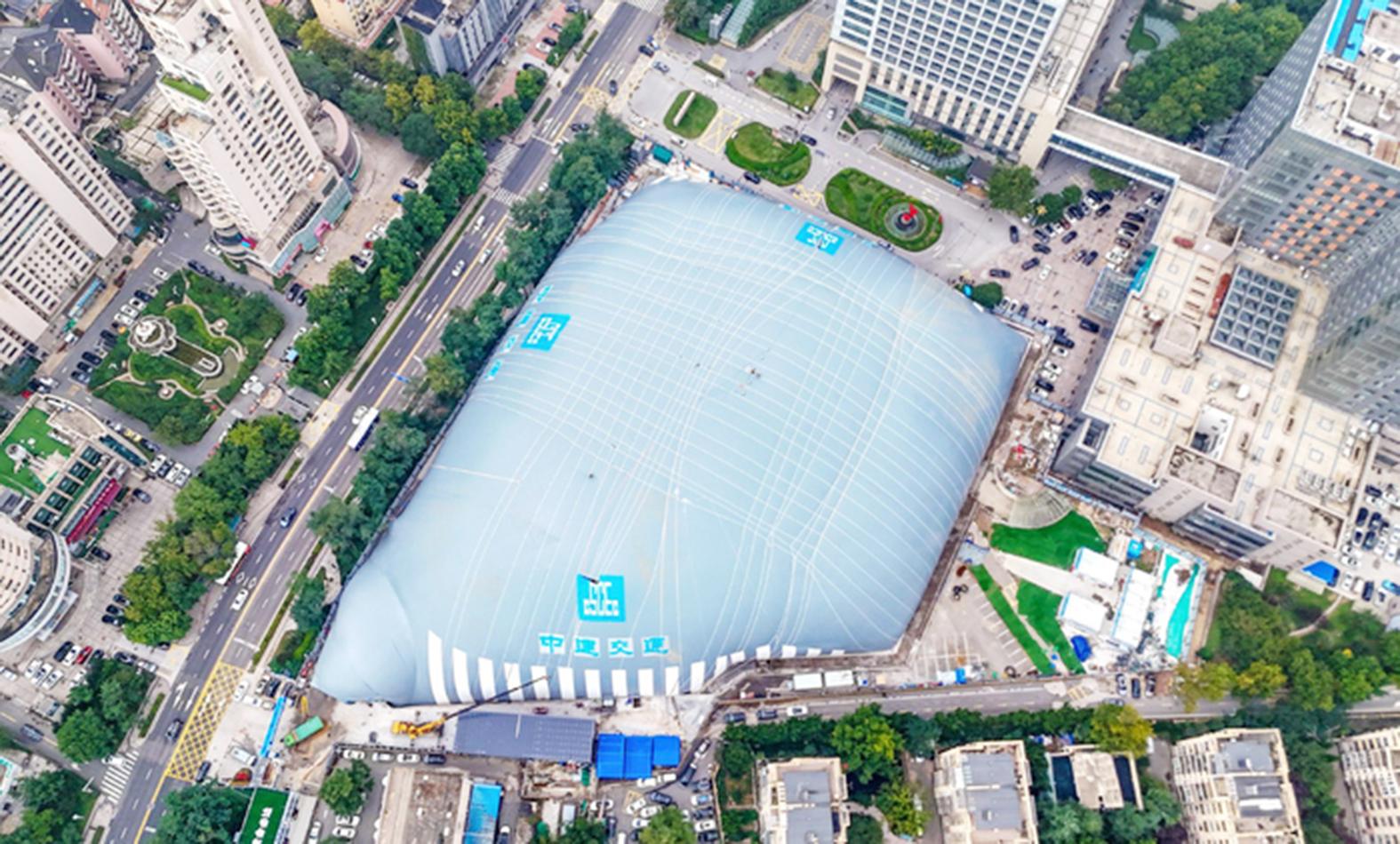 山东青岛首个基坑气膜“罩”住民生温度 智能建造树立绿色施工新标杆