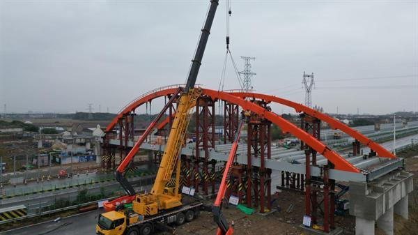 沪武高速公路扩建工程常州一标芙玉公路支线上跨桥主桥成功合拢