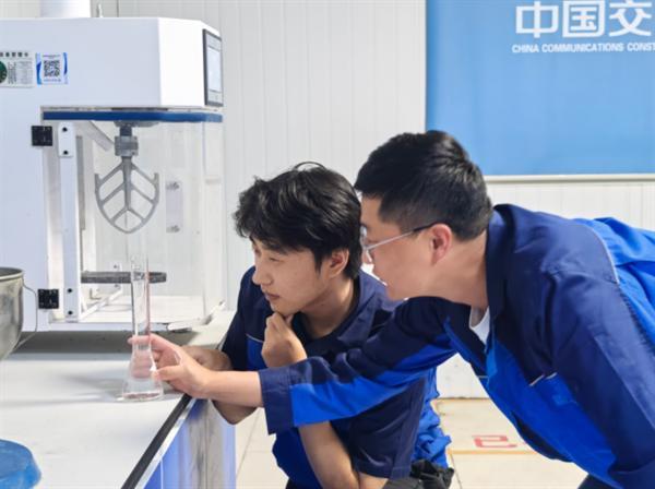 中交一公局海威公司齐临一标“传帮带”故事：在关键处拉一把，在成长中长出新力量