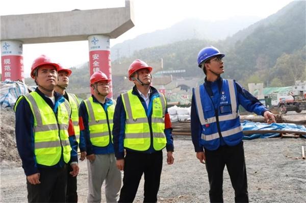 中交一公局海威公司桐廬項目組織學(xué)習一公局集團二次黨代會(huì )精神