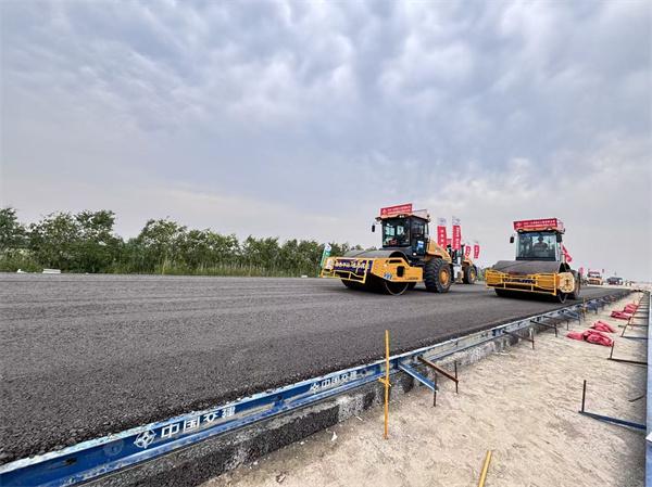 江苏东兴路面21标项目主线水稳结构层全部摊铺完成