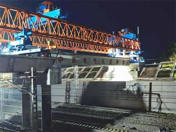上饶新投发电专用线项目上跨立交桥顺利架设完成