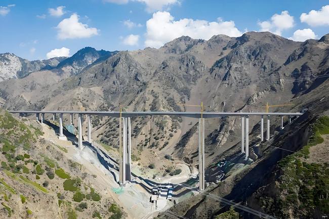 拉满施工“进度条” 精伊高速跑出建设“加速度”