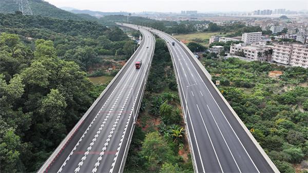 虎岗高速惠常段罩面工程完工,树立大湾区养护新标杆